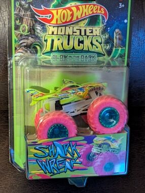 Hot Wheels Monster Trucks Shark Wrek Glow-in-the-Dark Diecast 1:64 Pink & Green